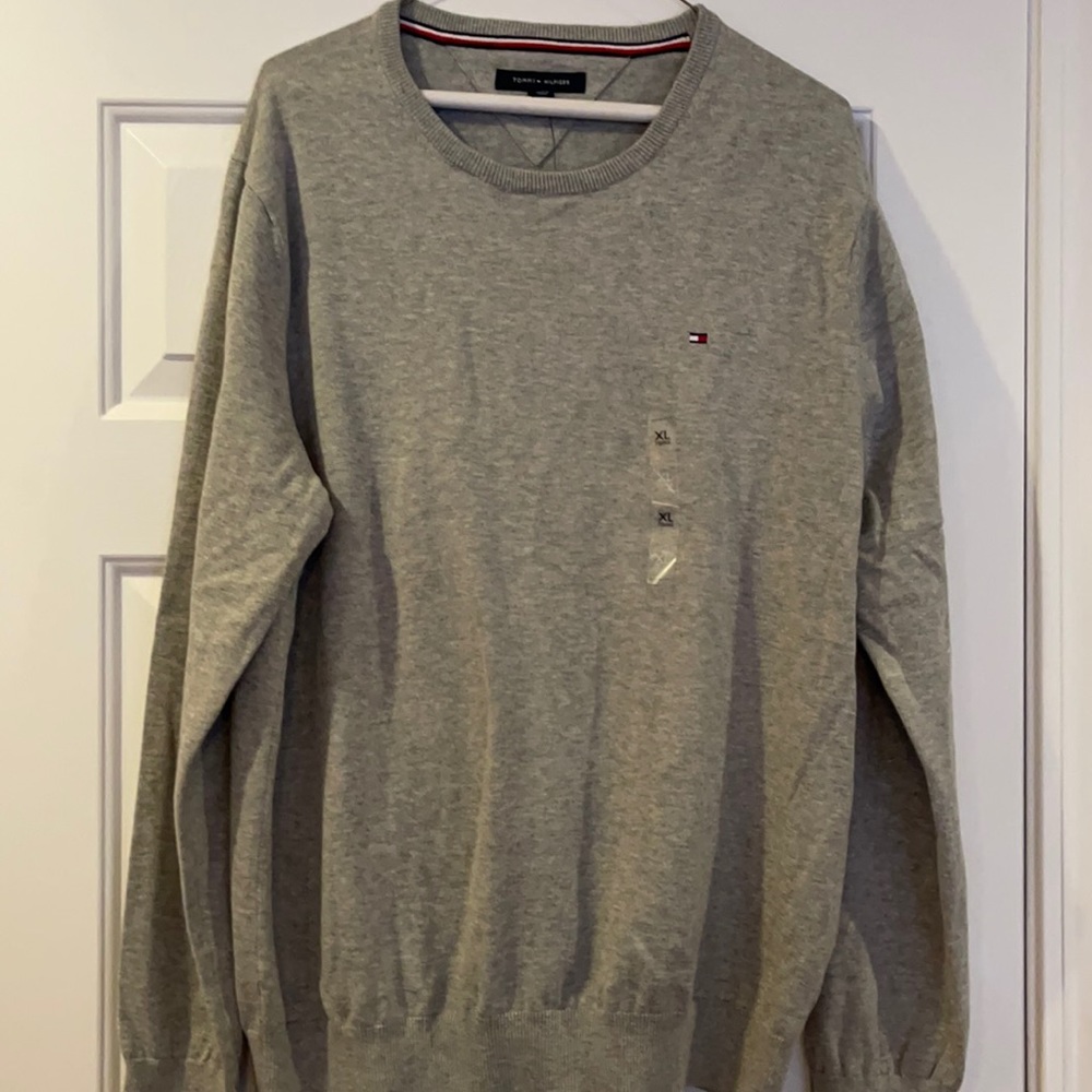Tommy Hilfiger Men’s gray crewneck sweater.  Size XL.